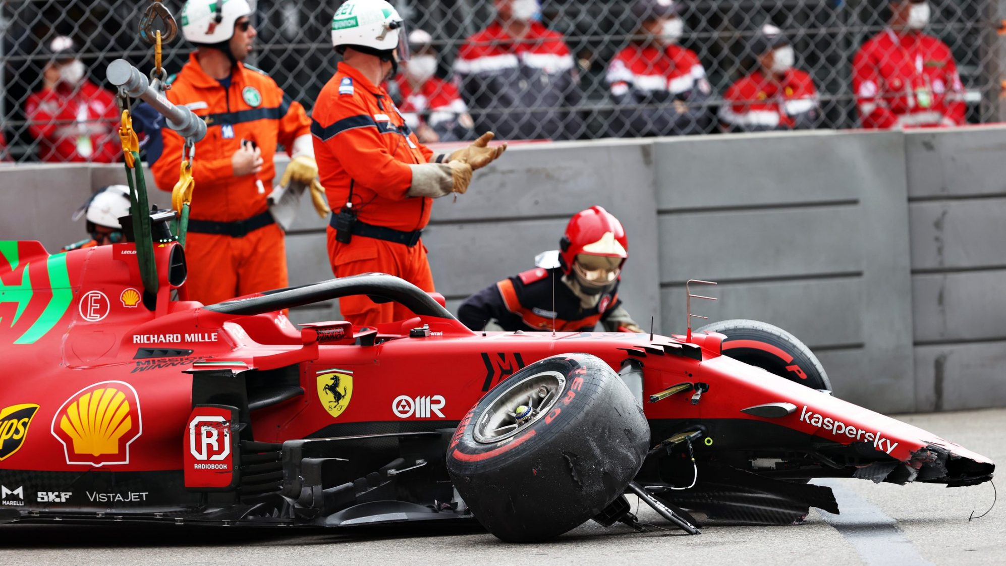 Leclerc giúp Ferrari giành pole sau thời gian dài