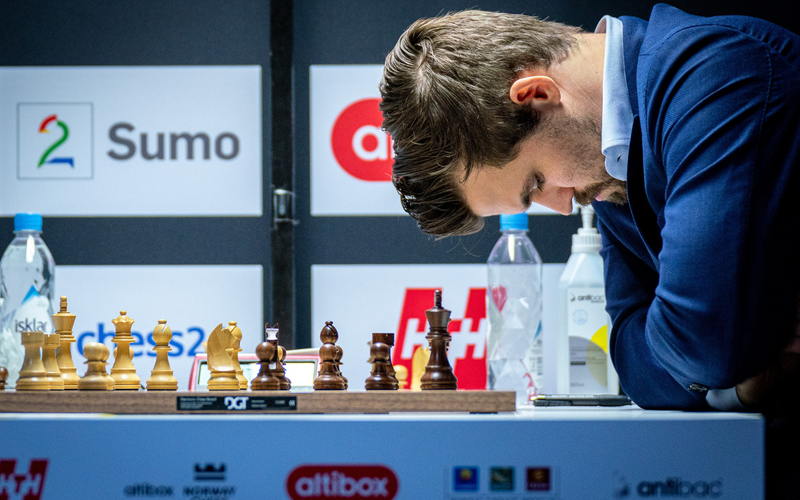 Vua cờ Magnus Carlsen đã bị hạ ở vòng năm