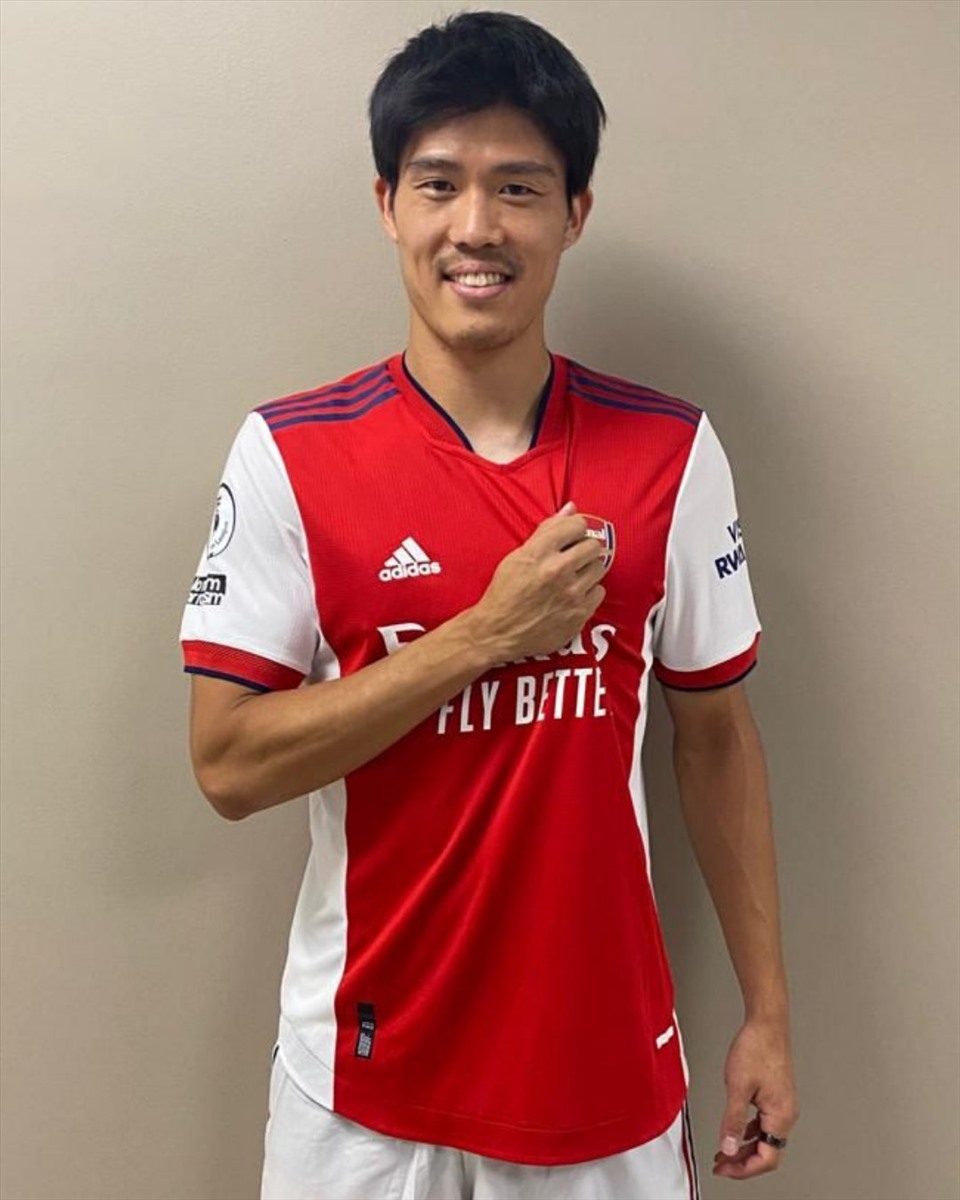 Takehiro Tomiyasu chính thức gia nhập Arsenal