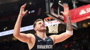 Cầu thủ bóng rổ Luka Doncic đạt được 2 kỷ lục tại vòng Playoffs giải NBA