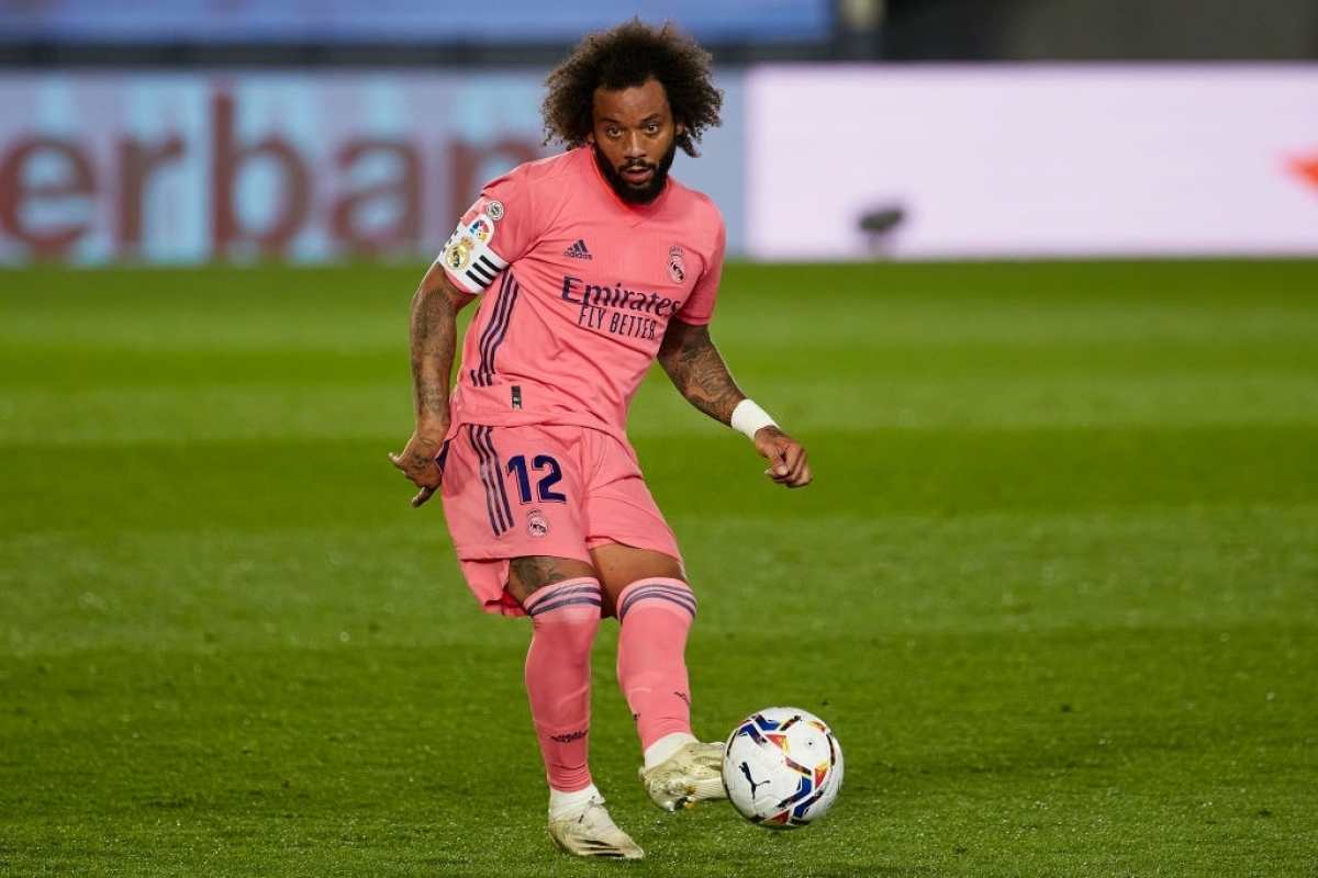 Trong một mùa hè Real Madrid nhận tổn thất ở hàng thủ, tương lai của Marcelo càng được quan tâm