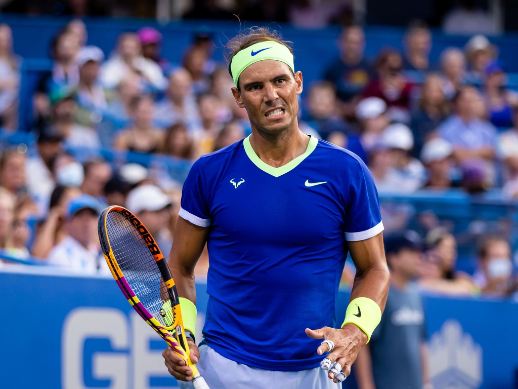 Rafael Nadal phải rút lui khỏi các giải đấu